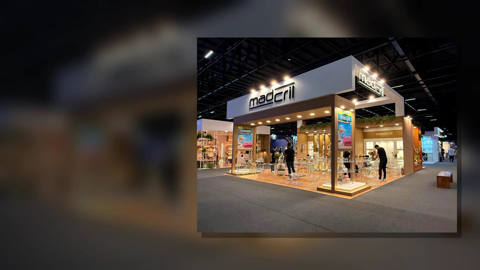 Stand corporativo personalizado para feira e evento, com iluminacao profissional e area de atendimento
